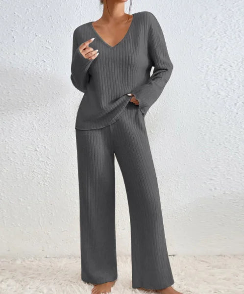 VIVIENNE | Dwuczęściowy zestaw z prostymi spodniami i topem z dekoltem w serek